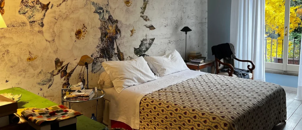 Camera da letto arredata in stile provenzale con mobili artigianali.