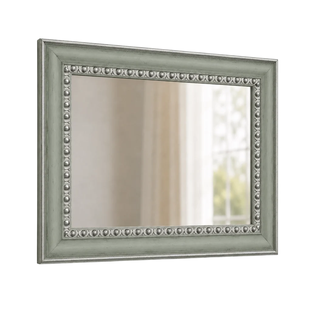 Specchiera provenzale artigianale con cornice decorata.